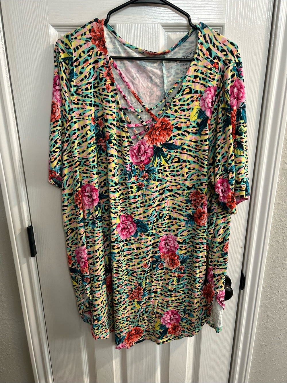 Super Soft by Torrid v neck leopard floral short sleeve shirt size 4 4X plus